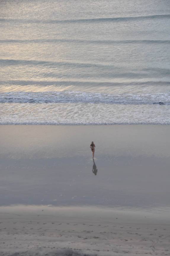 Entrando no mar no fim de tarde de Jericoacoara - CE